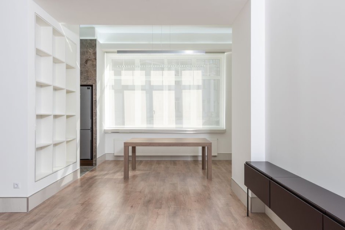Empty modern room with clear floor space and window — illustrating room dimensions for air purifier sizing